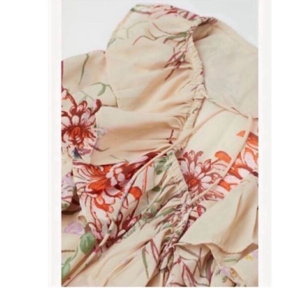 H&M Floral Print Low-cut Neckline Flow Chiffon
Top(Size Medium) - Picture 5 of 5